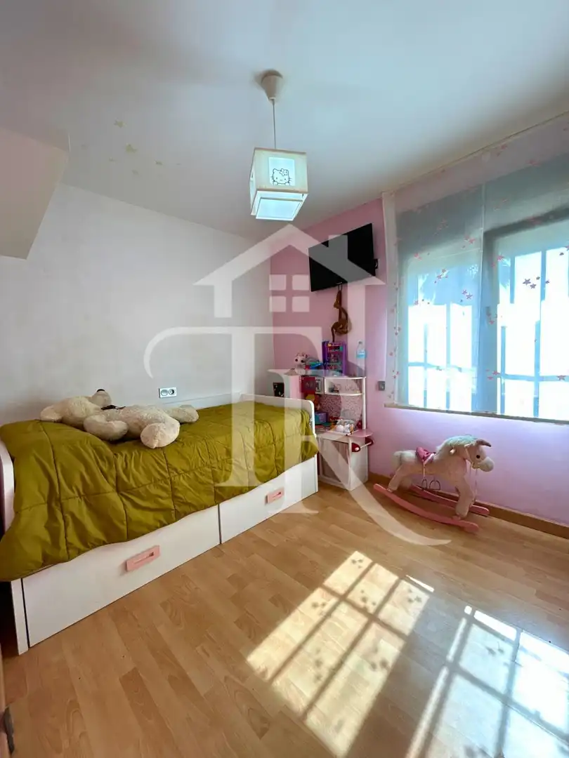 Dormitori de Casa o xalet en venda en Cabra del Camp amb Aire condicionat, Parquet i Piscina