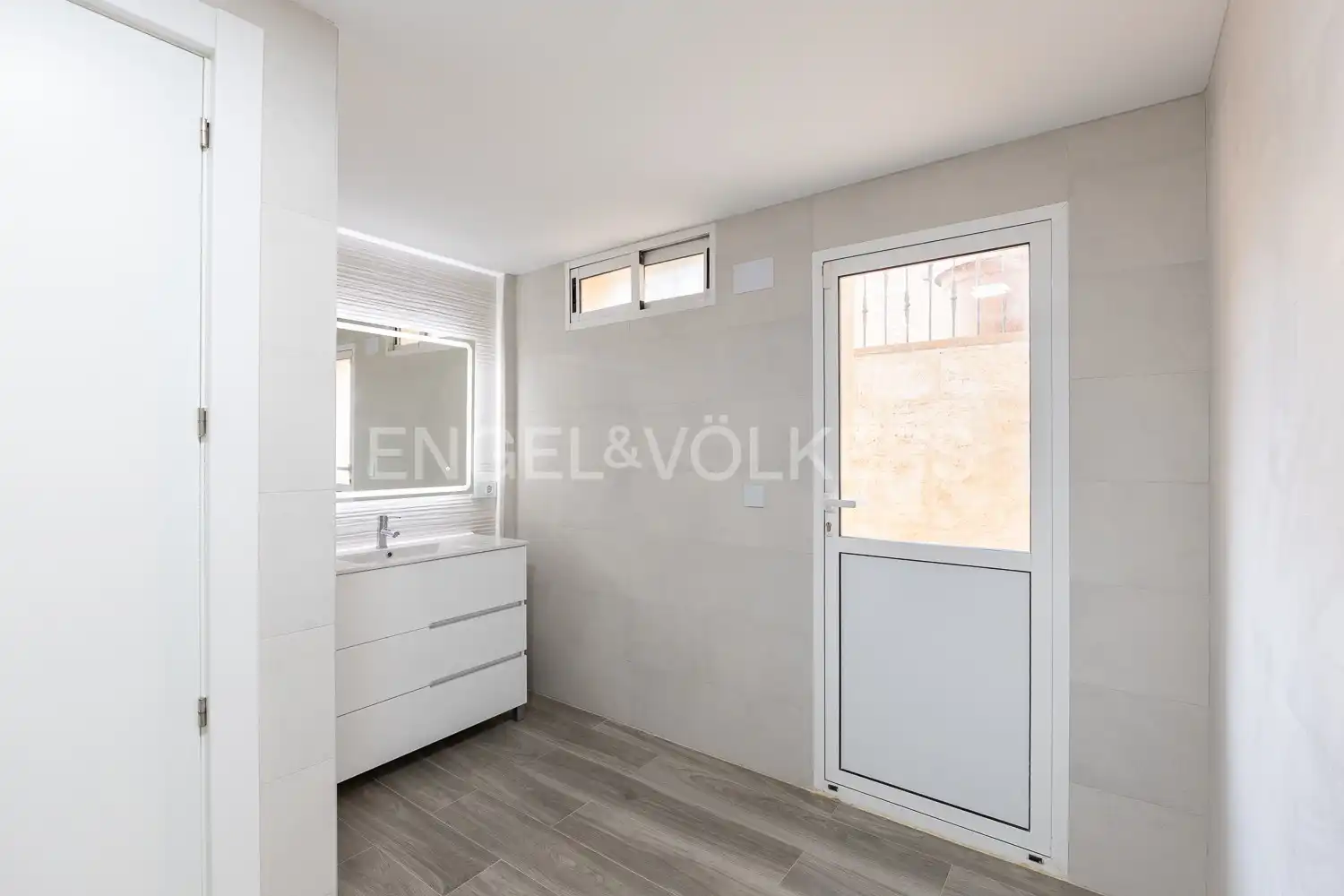 Bathroom of Houses for sale in L'Eliana  with Air Conditioner, Heating and Private garden