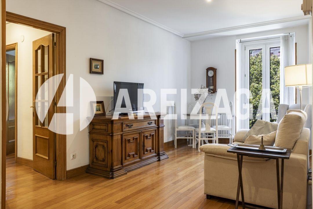 Sala d'estar de Pis en venda en Donostia - San Sebastián  amb Calefacció i Balcó