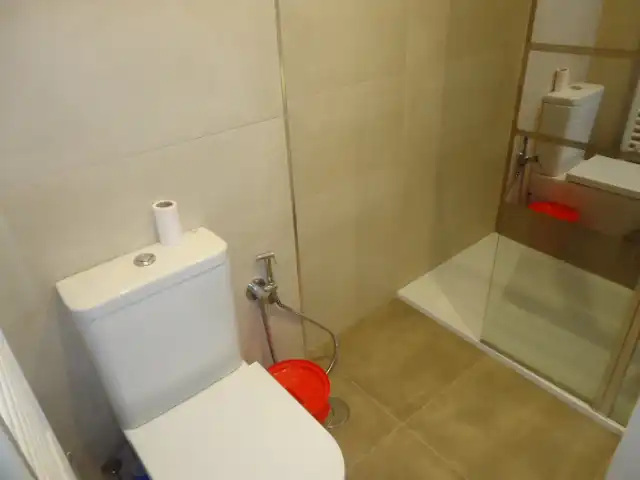 Baño de Dúplex de alquiler en Granada con Calefacción, Terraza y Amueblado