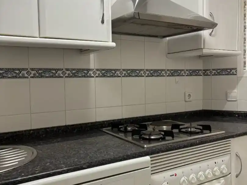 Cuina de Pis de lloguer en Orihuela amb Aire condicionat, Jardí privat i Moblat