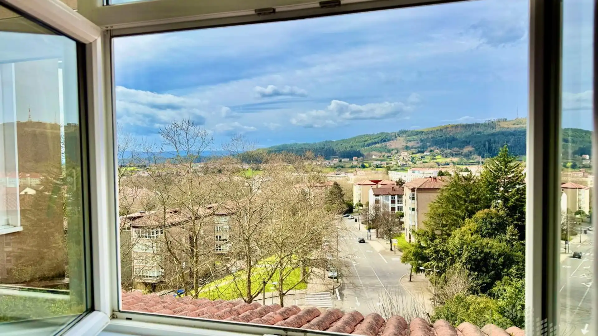 Vista exterior de Pis de lloguer en Santiago de Compostela  amb Calefacció, Parquet i Moblat