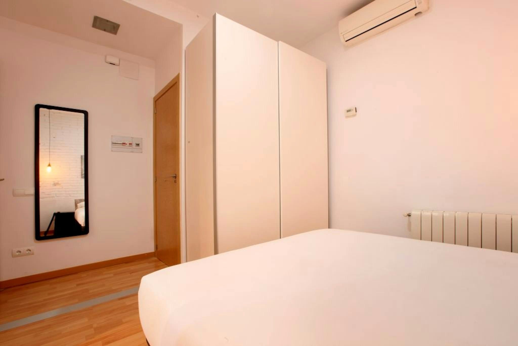 Habitación de Piso de alquiler en L'Hospitalet de Llobregat con Aire acondicionado, Calefacción y Amueblado