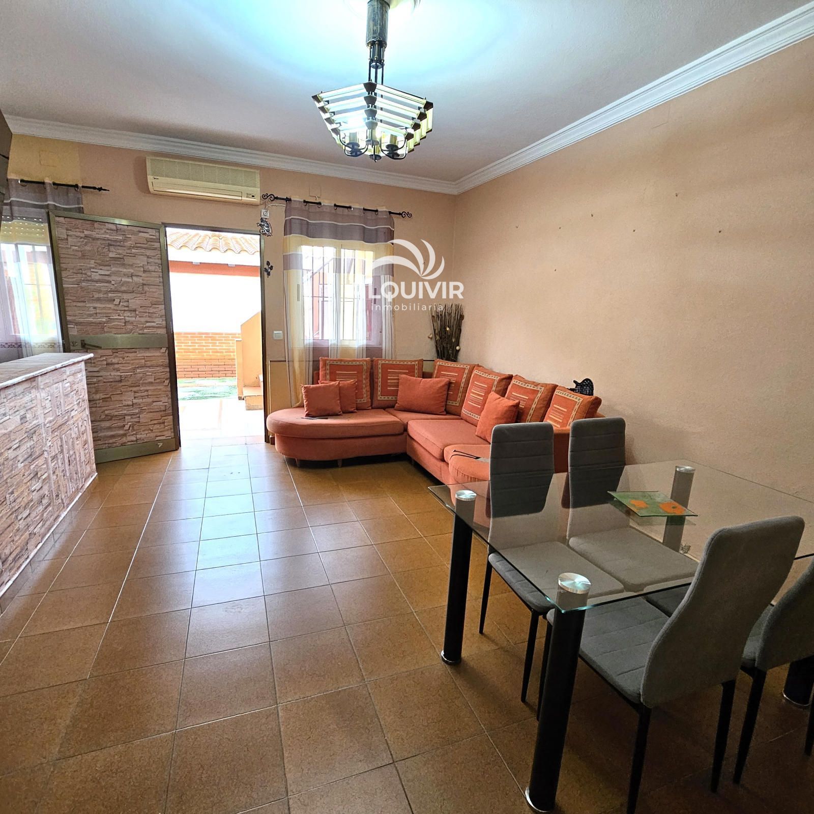 Sala d'estar de Casa adosada en venda en Almonte amb Aire condicionat, Terrassa i Moblat