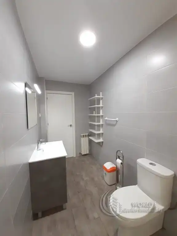 Baño de Piso de alquiler en Madrid con Calefacción, Amueblado y Horno