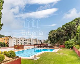 Vista exterior de Pis en venda en Arenys de Mar amb Aire condicionat, Terrassa i Piscina