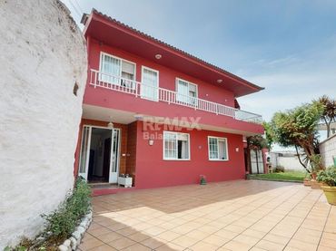 Casa amb balcó en venda a Rúa de Manuel Costas Bastos