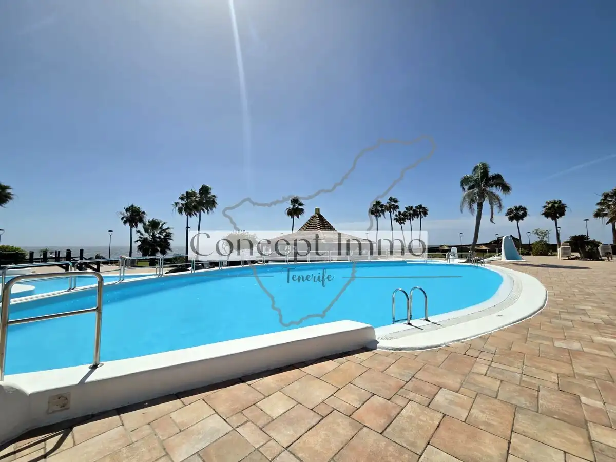 Piscina de Piso en venta en Arona con Terraza, Alarma y Piscina comunitaria