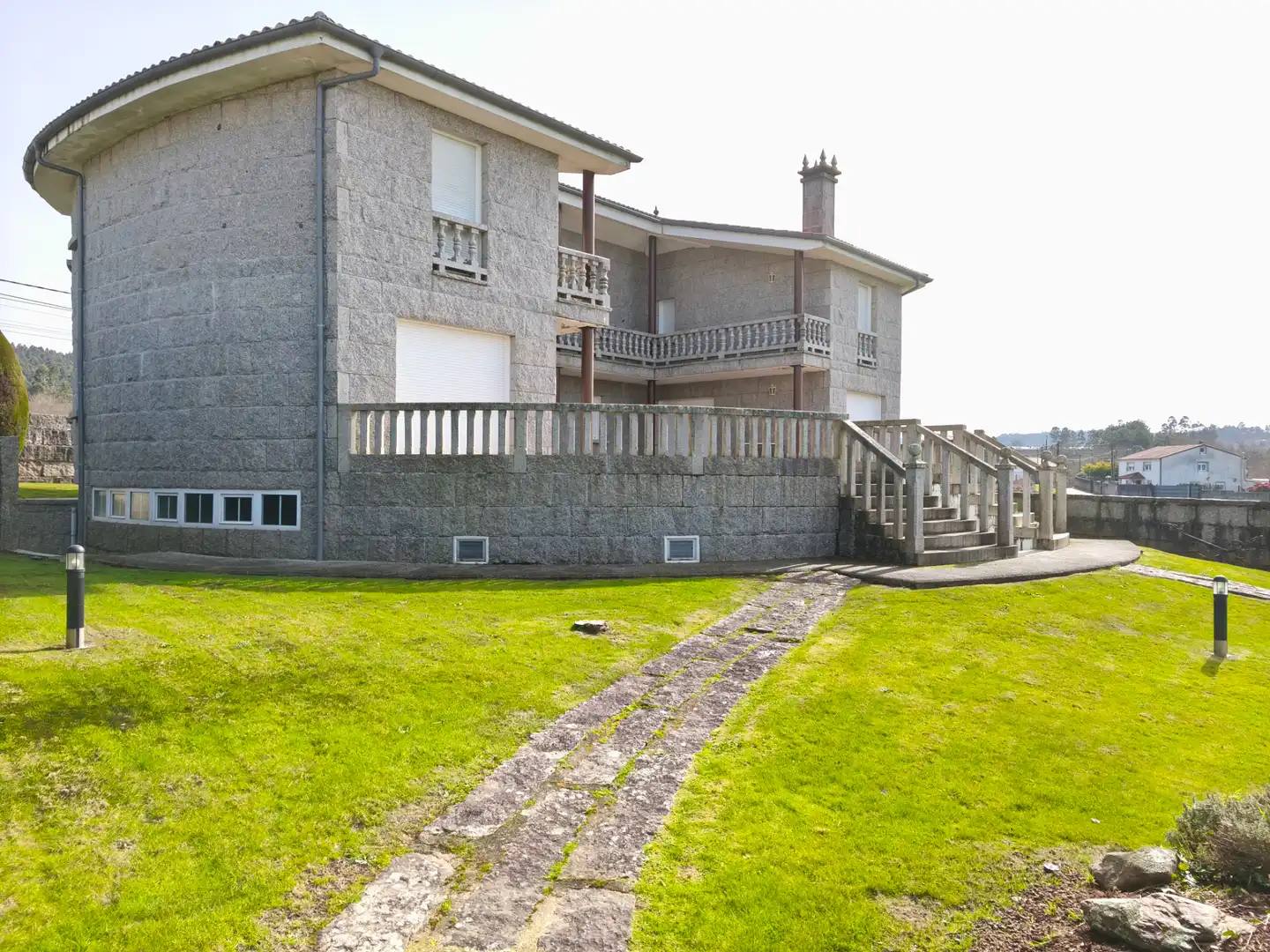 Vista exterior de Casa o xalet en venda en Santiago de Compostela  amb Calefacció, Jardí privat i Terrassa
