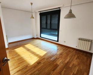 Living room of Flat to rent in  Madrid Capital  with Air Conditioner, Private garden and Parquet flooring