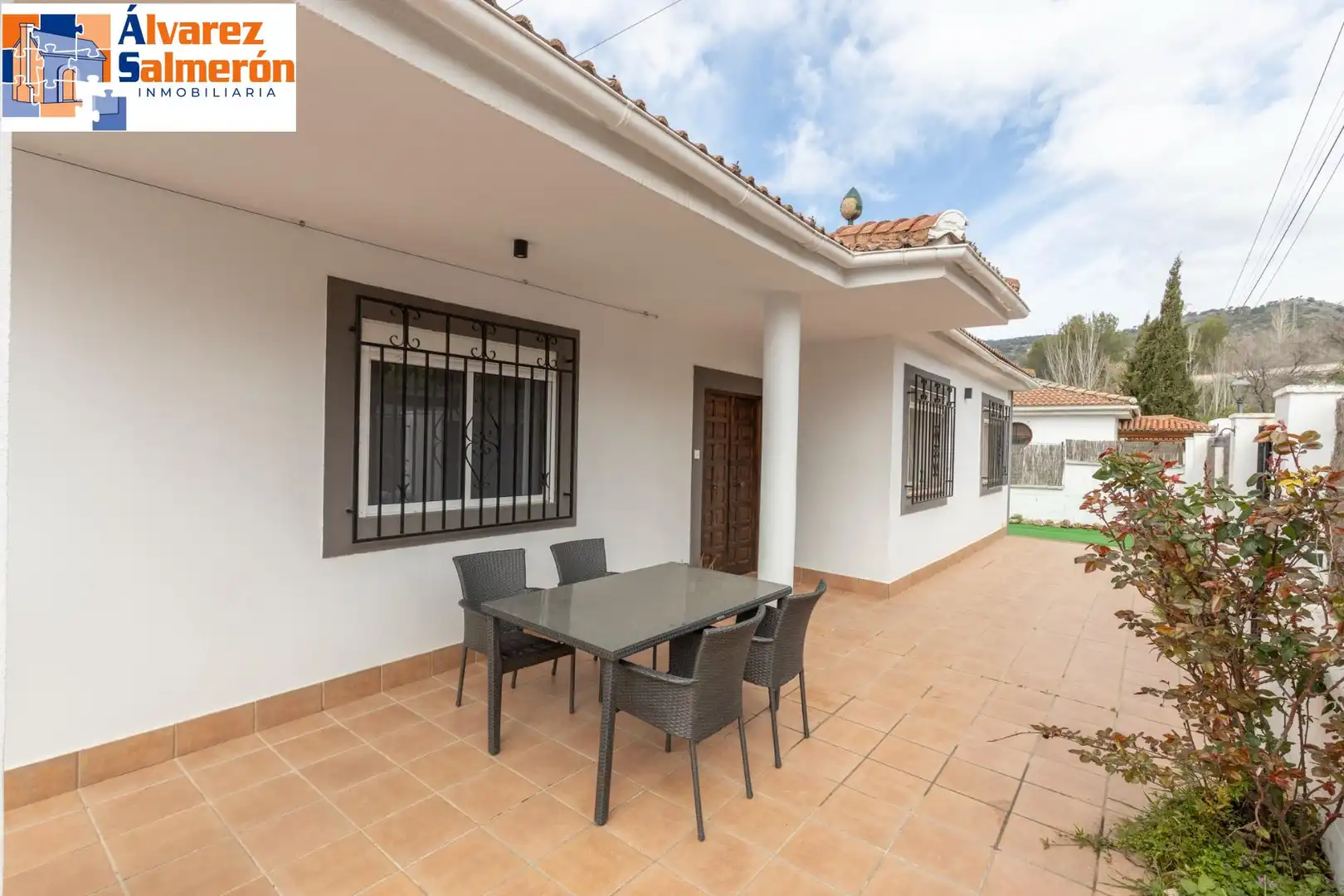 Vista exterior de Casa o xalet en venda en Huétor de Santillán amb Calefacció i Piscina