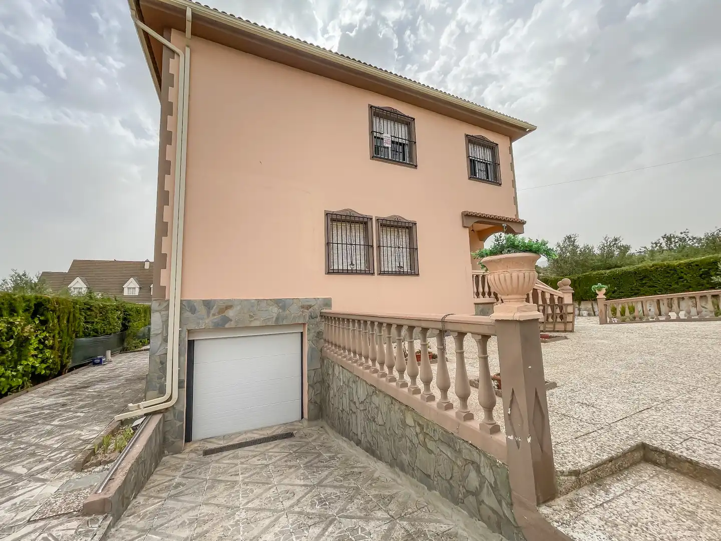 Vista exterior de Casa o xalet en venda en Villa de Otura amb Jardí privat, Terrassa i Piscina