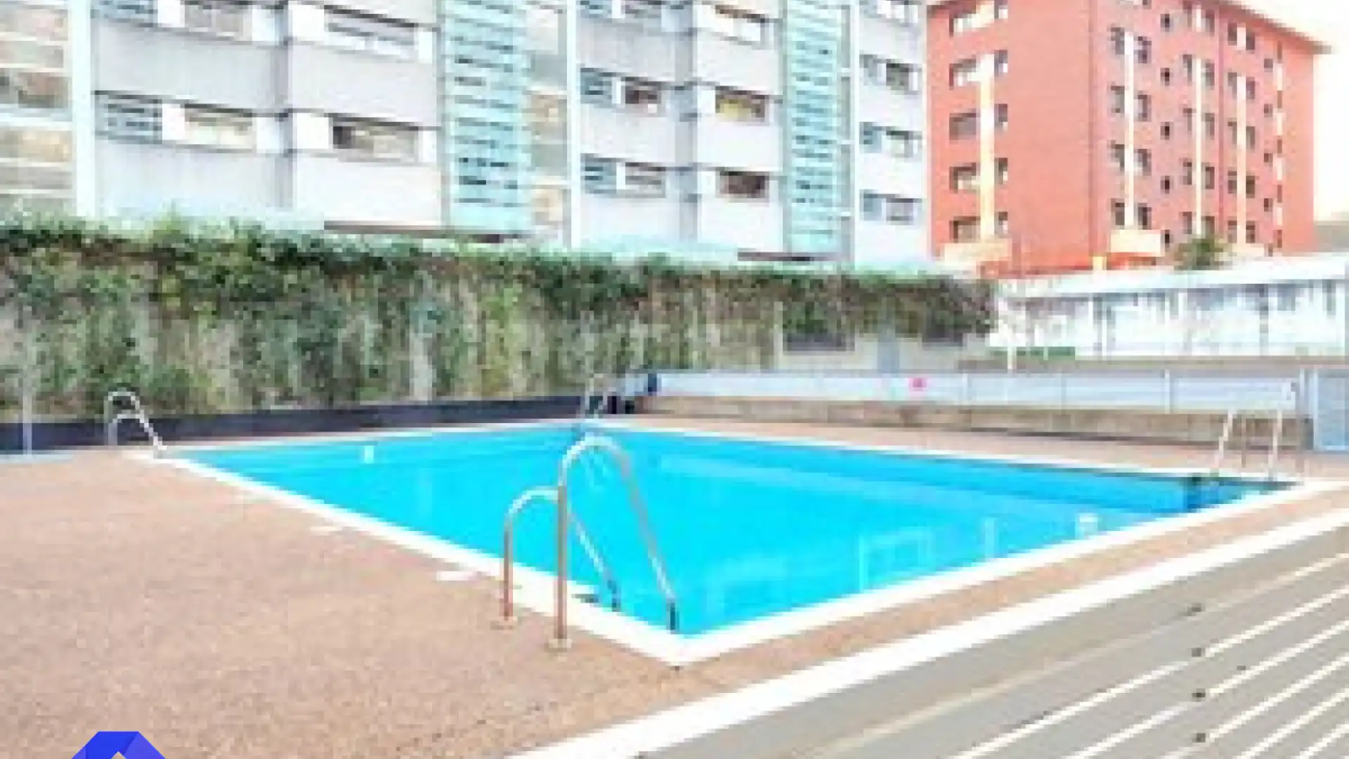 Piscina de Piso en venta en Oviedo  con Calefacción, Jardín privado y Trastero