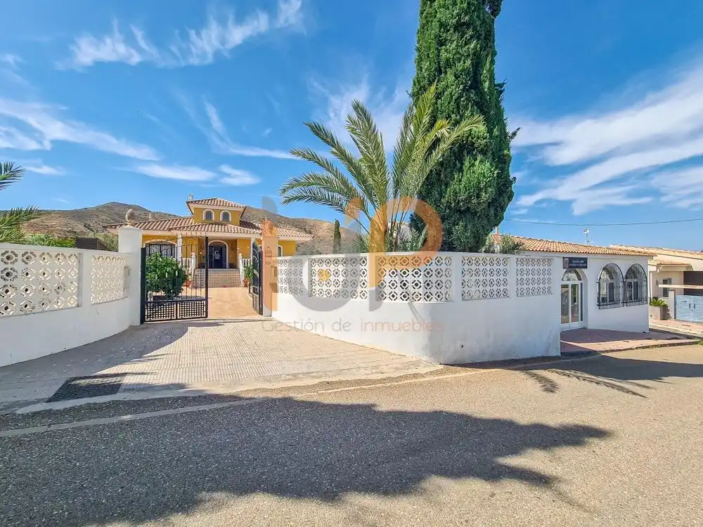 Vista exterior de Casa o xalet en venda en Huércal-Overa amb Aire condicionat, Calefacció i Jardí privat