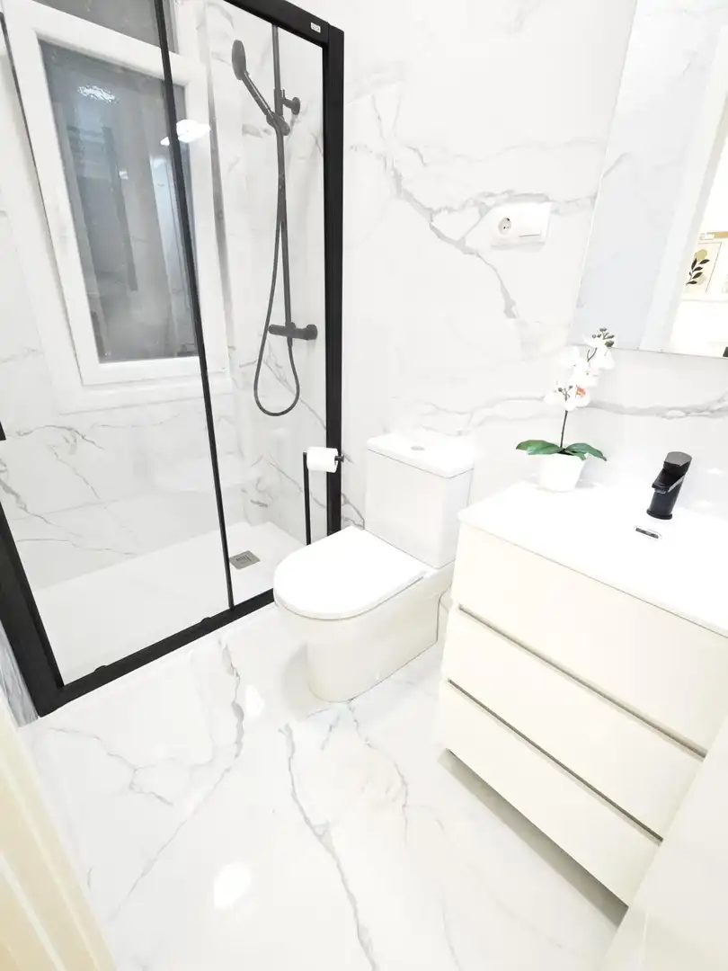 Baño de Piso en venta en Bilbao  con Calefacción, Trastero y Amueblado
