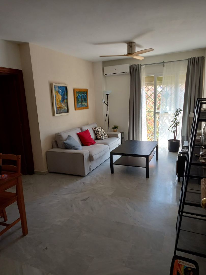 Sala d'estar de Pis de lloguer en Mairena del Aljarafe amb Aire condicionat i Moblat