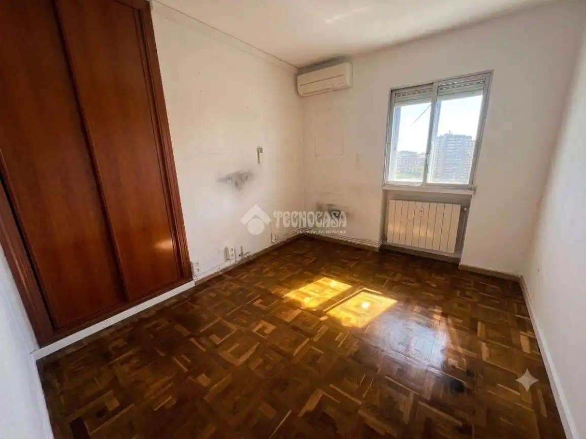 Bedroom of Flat for sale in Madrid  with Air Conditioner, Parquet flooring and Storage room