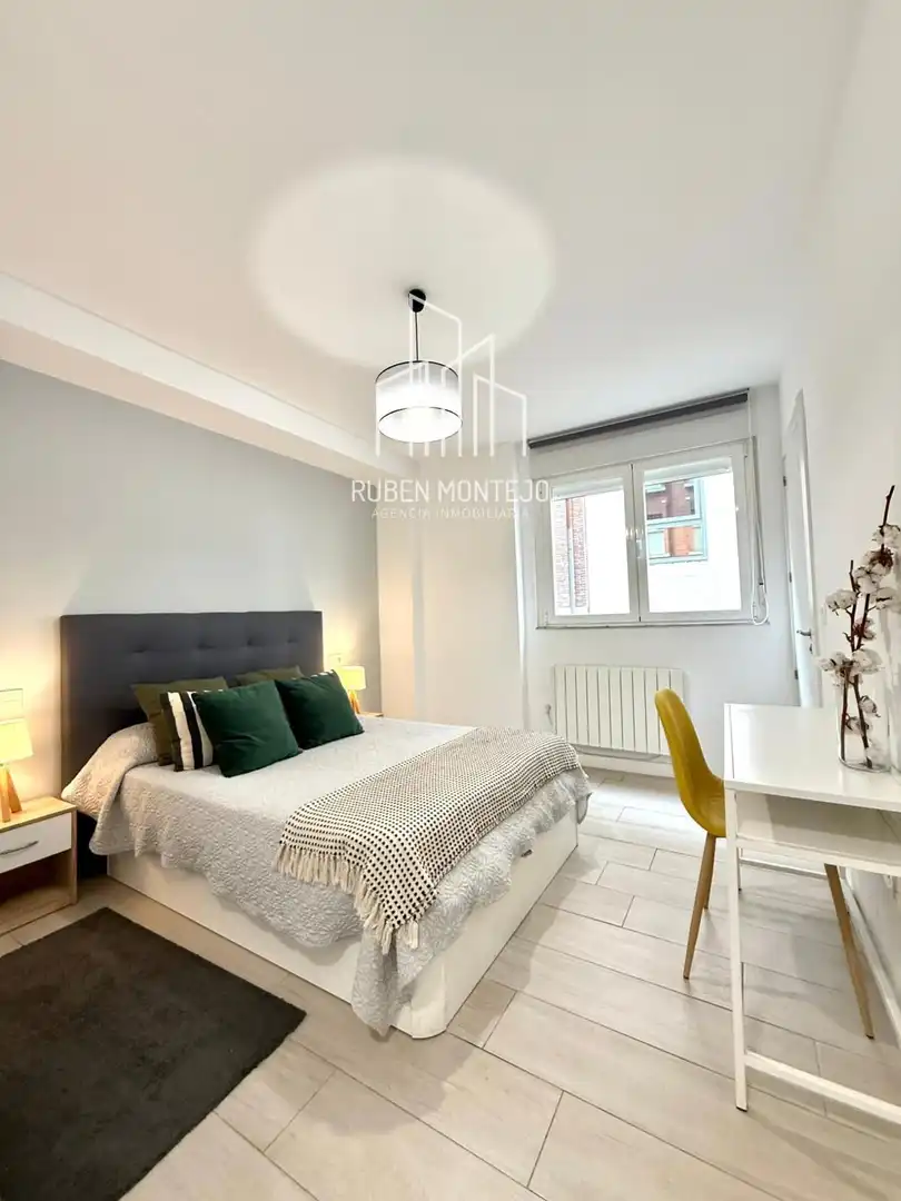 Dormitori de Apartament de lloguer en Salamanca amb Aire condicionat, Calefacció i Moblat