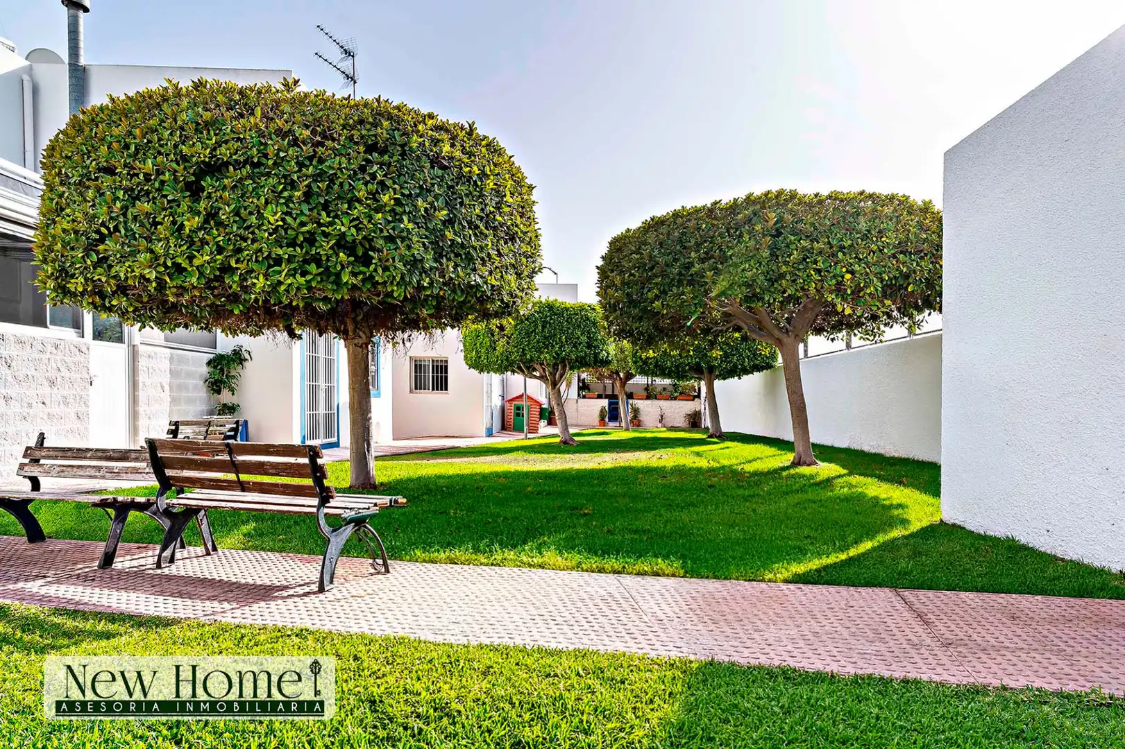 Vista exterior de Casa adosada en venta en Roquetas de Mar con Terraza, Amueblado y Piscina comunitaria