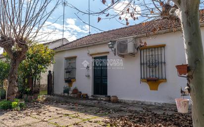 Vista exterior de Casa o xalet en venda en Linares amb Aire condicionat, Moblat i Piscina comunitària