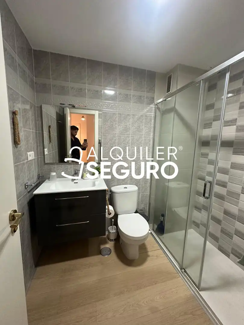 Badezimmer von Wohnung zur Miete in Málaga mit Klimaanlage und Möbliert
