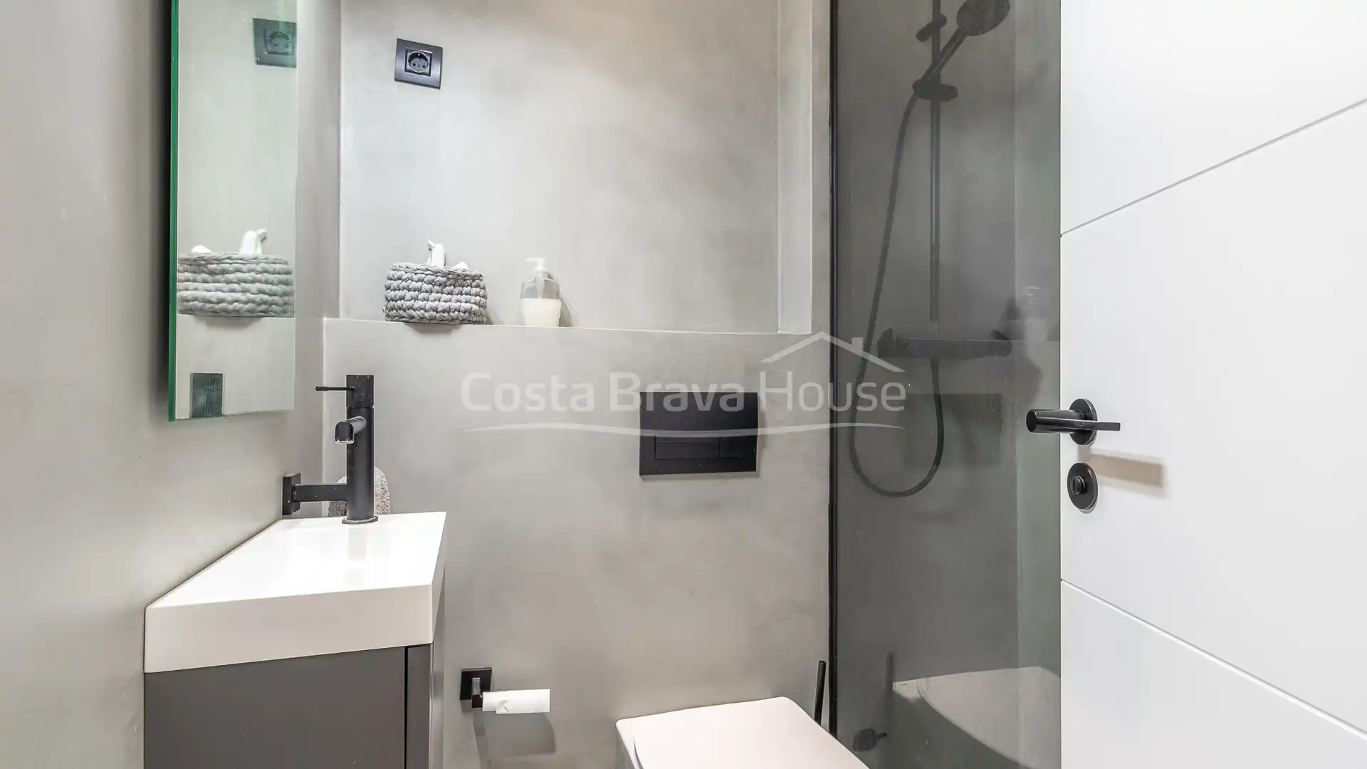Bathroom of Apartments for sale in Palafrugell  with Air Conditioner, Heating and Parquet flooring