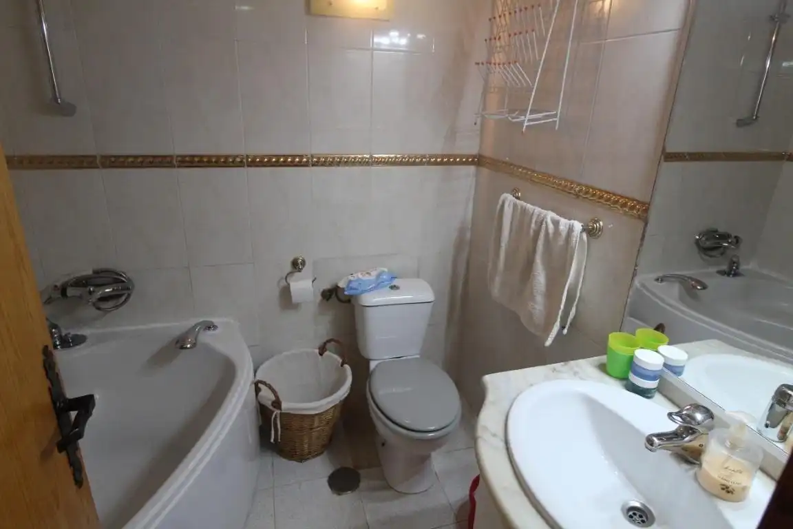 Bany de Casa adosada en venda en Torrevieja amb Jardí privat, Terrassa i Moblat
