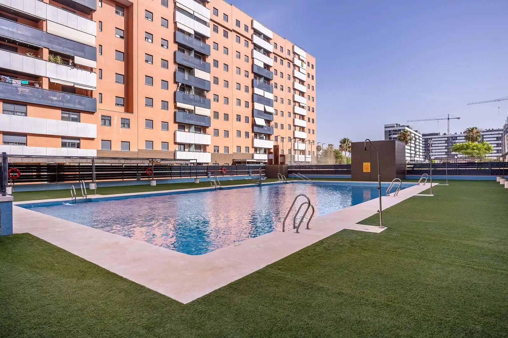 Schwimmbecken von Wohnung zum Verkauf in Dos Hermanas mit Klimaanlage, Terrasse und Abstellraum