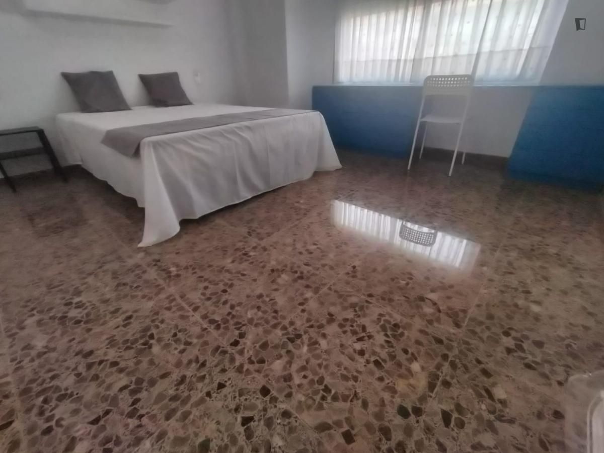 Habitación de Apartamento para compartir en  Valencia Capital con Amueblado, Horno y Lavadora