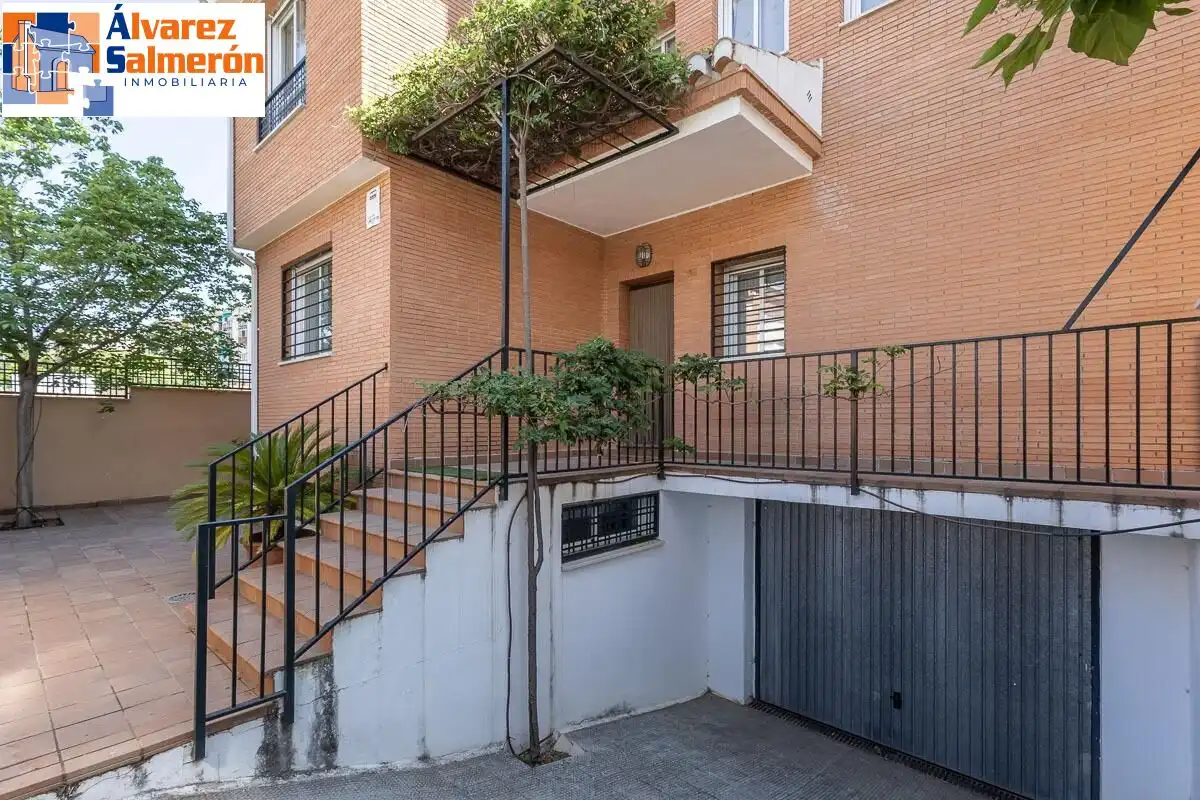 Vista exterior de Casa o chalet en venta en Huétor Vega con Terraza, Piscina y Balcón