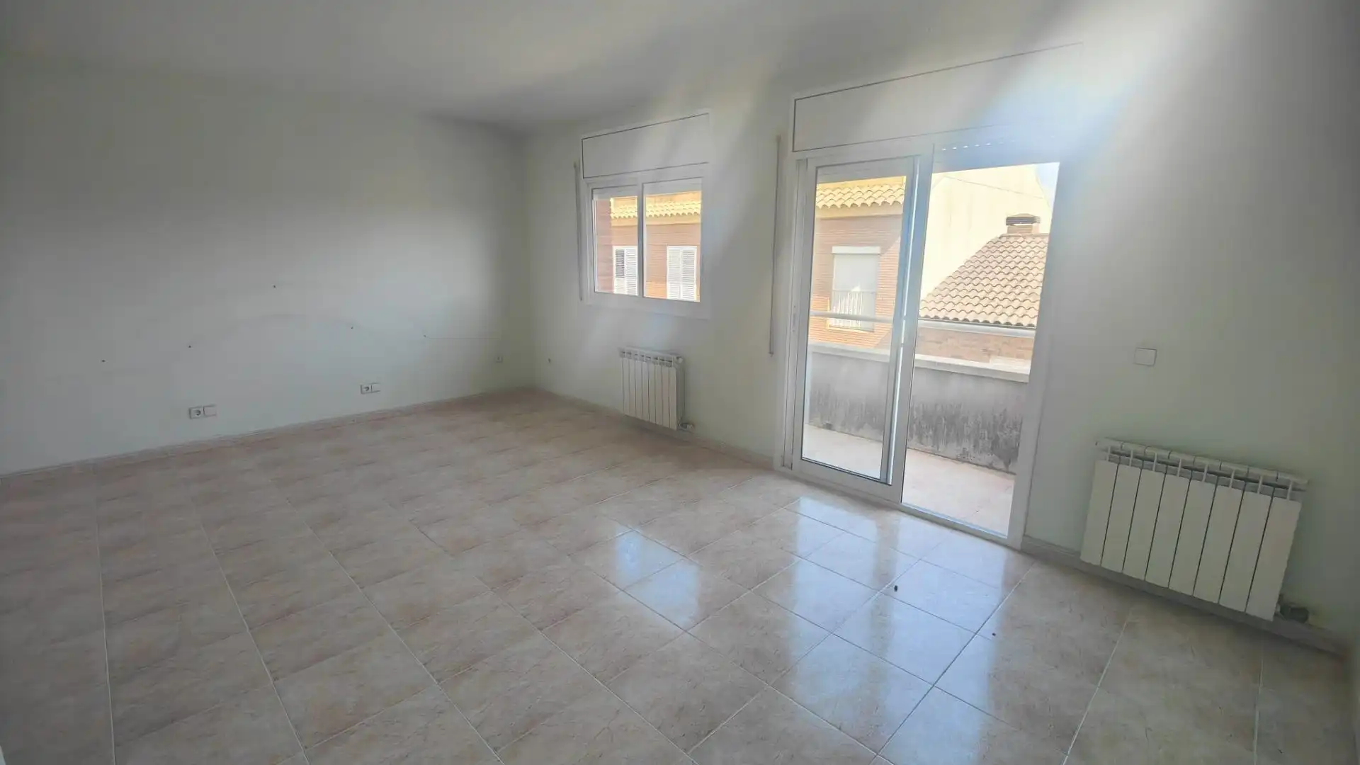 Sala d'estar de Casa adosada en venda en Vilanova i la Geltrú amb Calefacció i Jardí privat