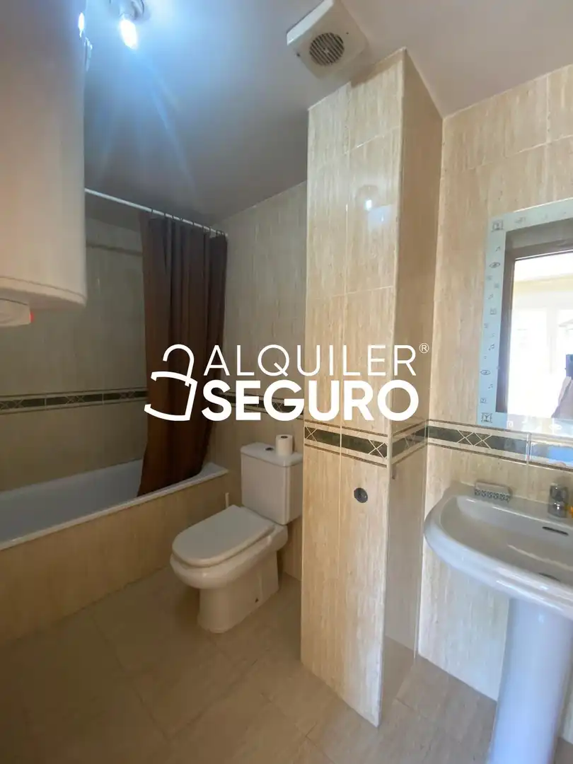 Baño de Piso de alquiler en Chiloeches con Calefacción y Amueblado
