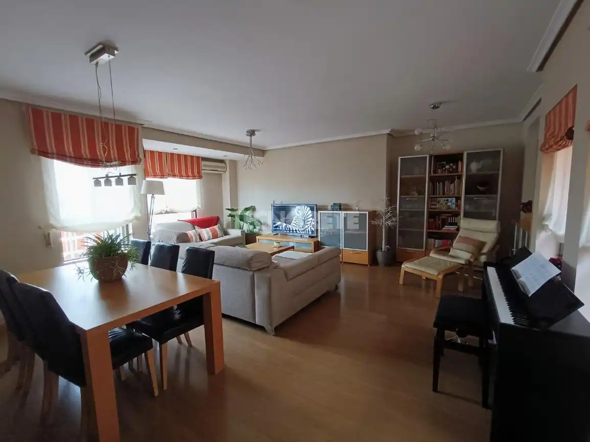 Sala d'estar de Casa adosada en venda en Guadalajara Capital amb Aire condicionat, Calefacció i Terrassa