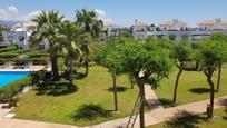 Jardí de Casa adosada en venda en Estepona amb Aire condicionat, Terrassa i Piscina