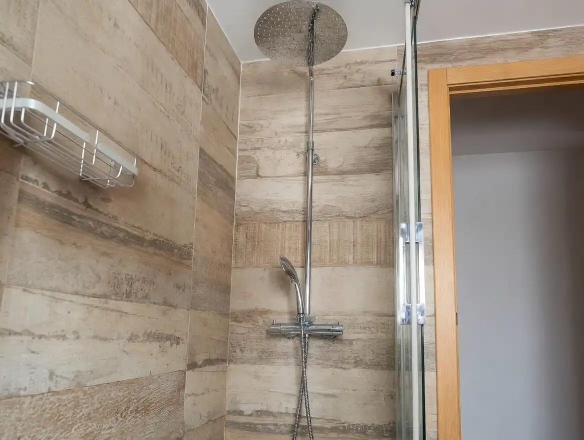 Baño de Piso en venta en Oviedo  con Calefacción