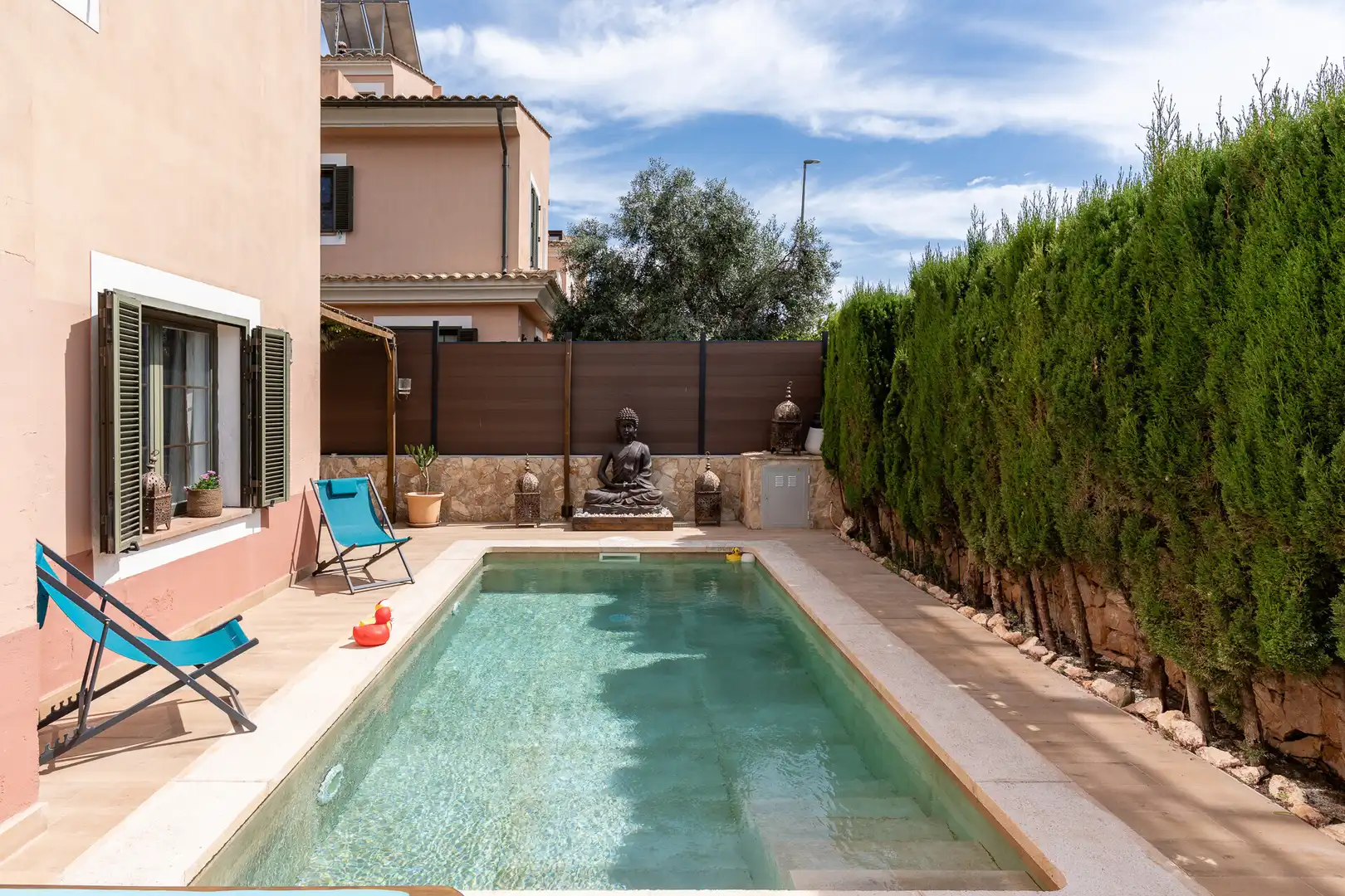 Schwimmbecken von Einfamilien-Reihenhaus zum Verkauf in Llucmajor mit Privatgarten, Terrasse und Schwimmbad
