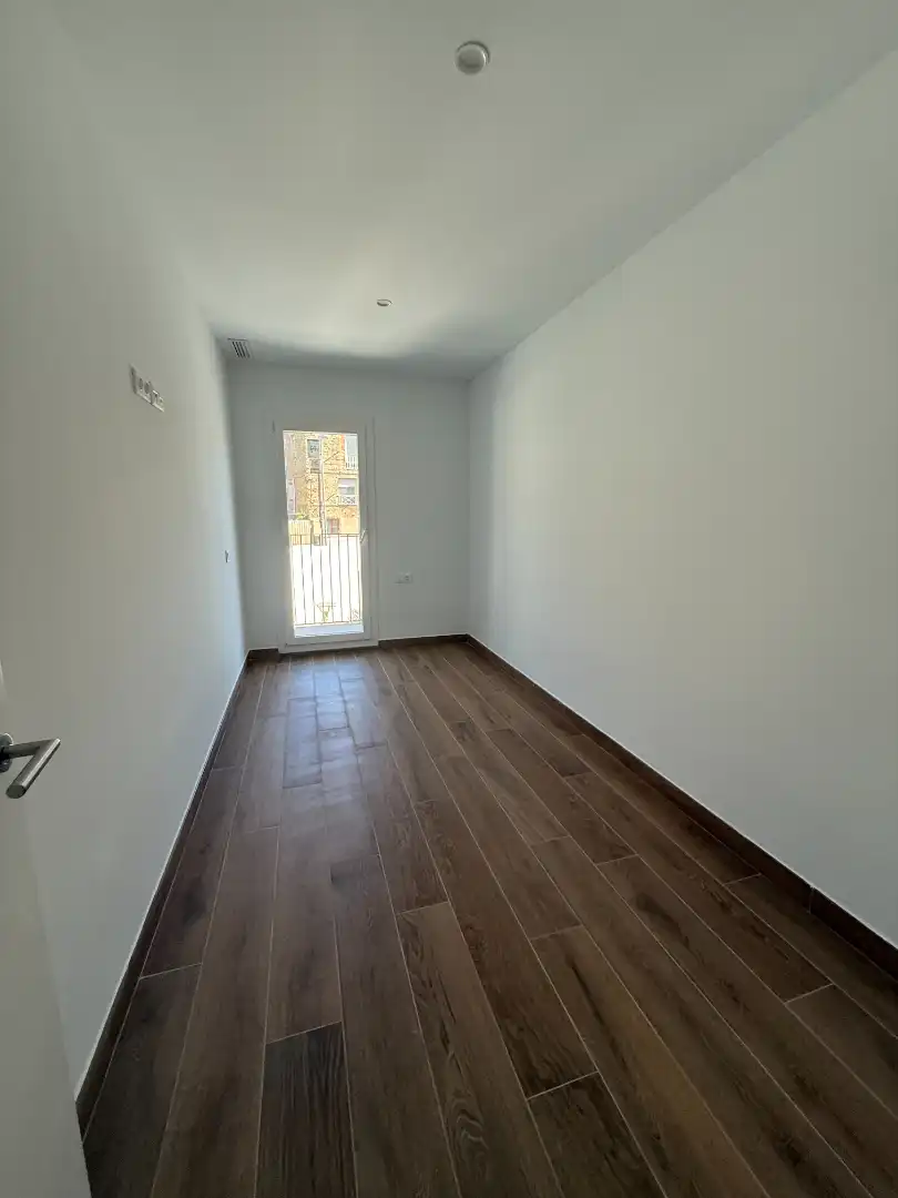 Bedroom of Flat for rent in Tiana  with Air Conditioner, Heating and Oven