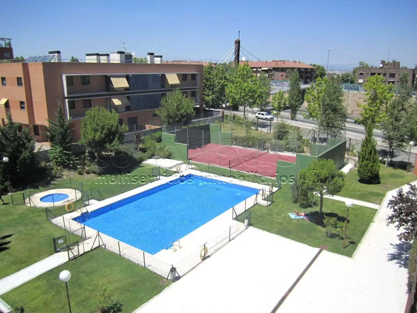 Piscina de Apartament en venda en Madrid amb Aire condicionat, Calefacció i Jardí privat