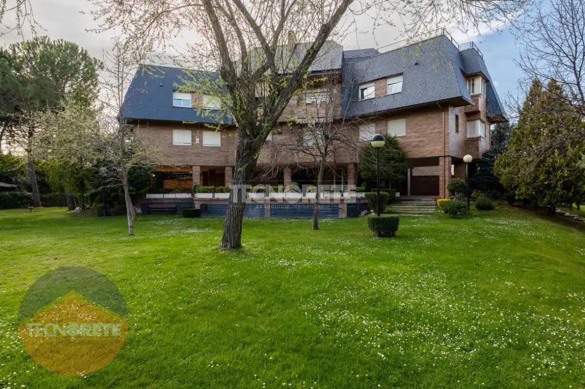 Jardín de Piso en venta en Majadahonda con Aire acondicionado y Piscina comunitaria