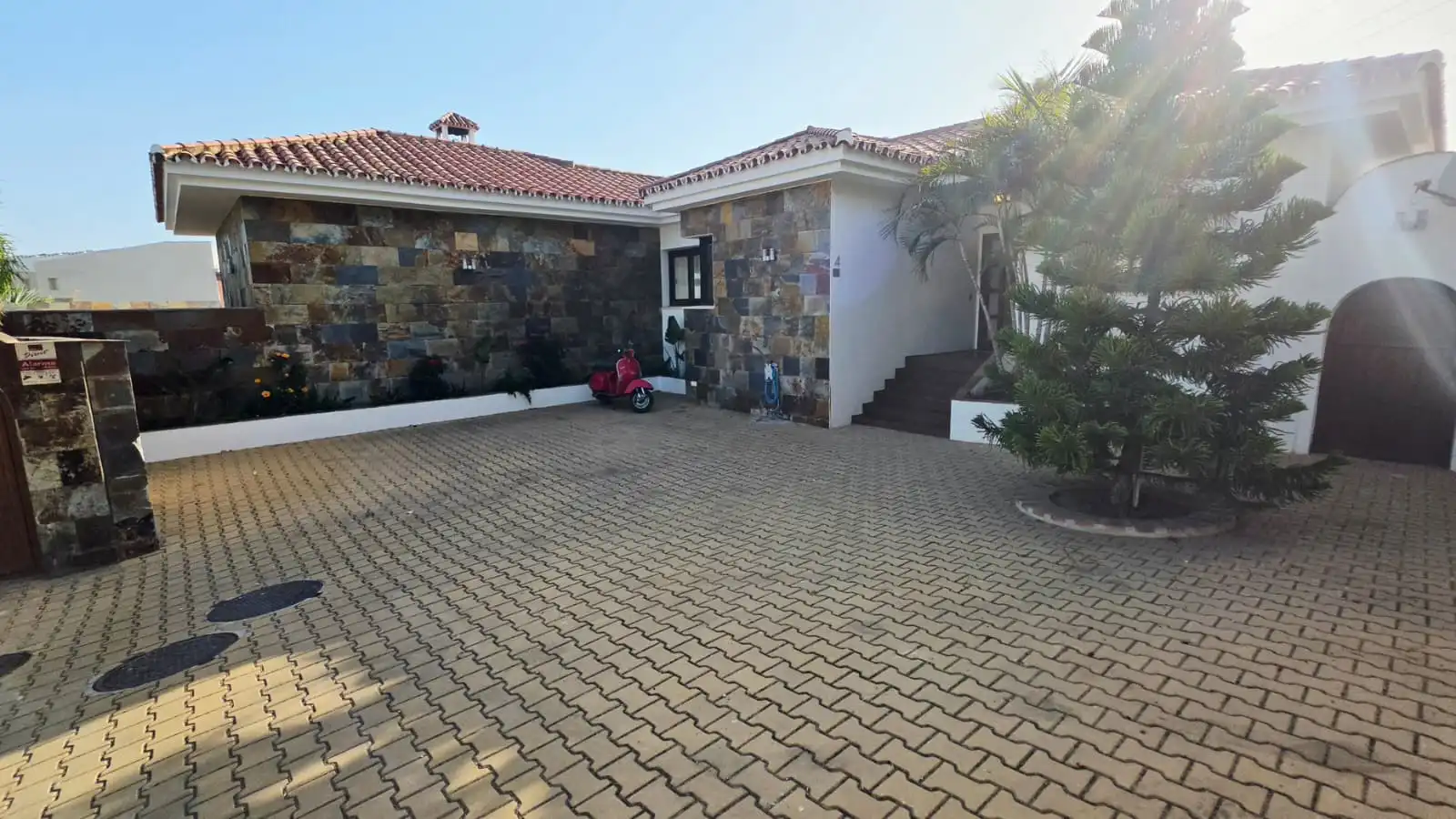 Vista exterior de Casa o xalet en venda en Fuengirola amb Aire condicionat, Jardí privat i Terrassa