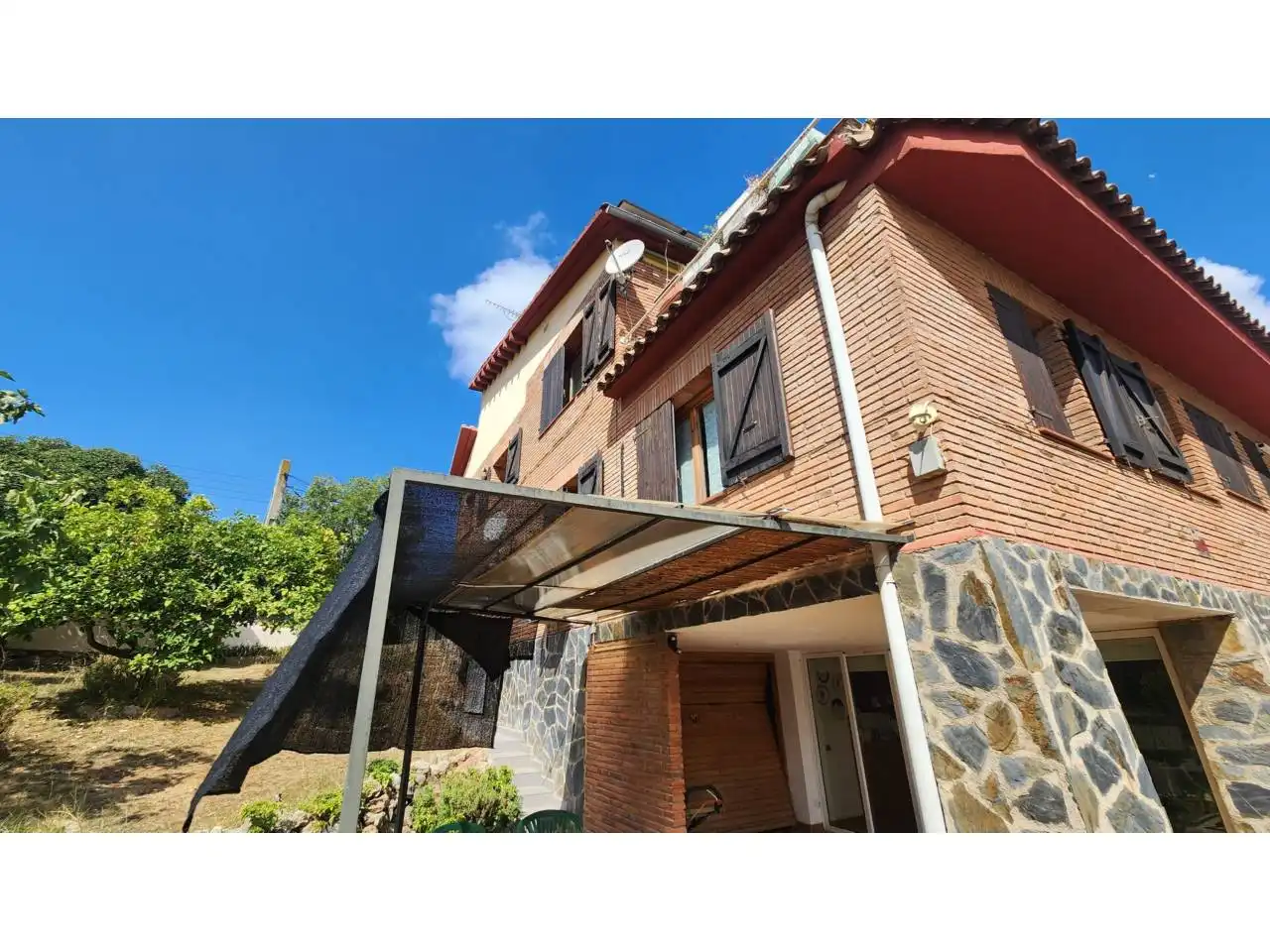 Vista exterior de Casa o xalet en venda en Barberà del Vallès amb Aire condicionat, Calefacció i Jardí privat