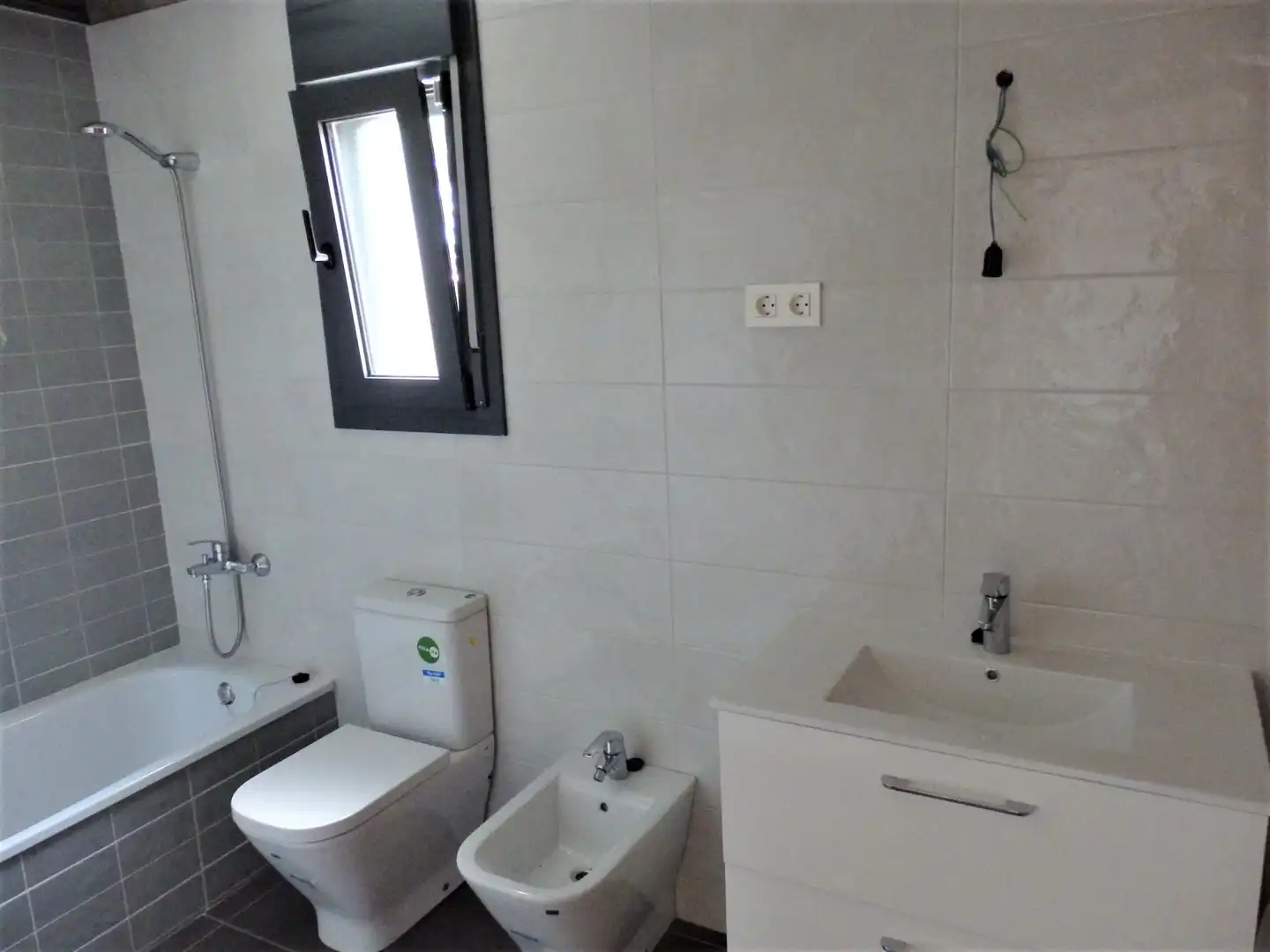 Badezimmer von Einfamilien-Reihenhaus zum Verkauf in Mont-roig del Camp mit Klimaanlage, Privatgarten und Terrasse