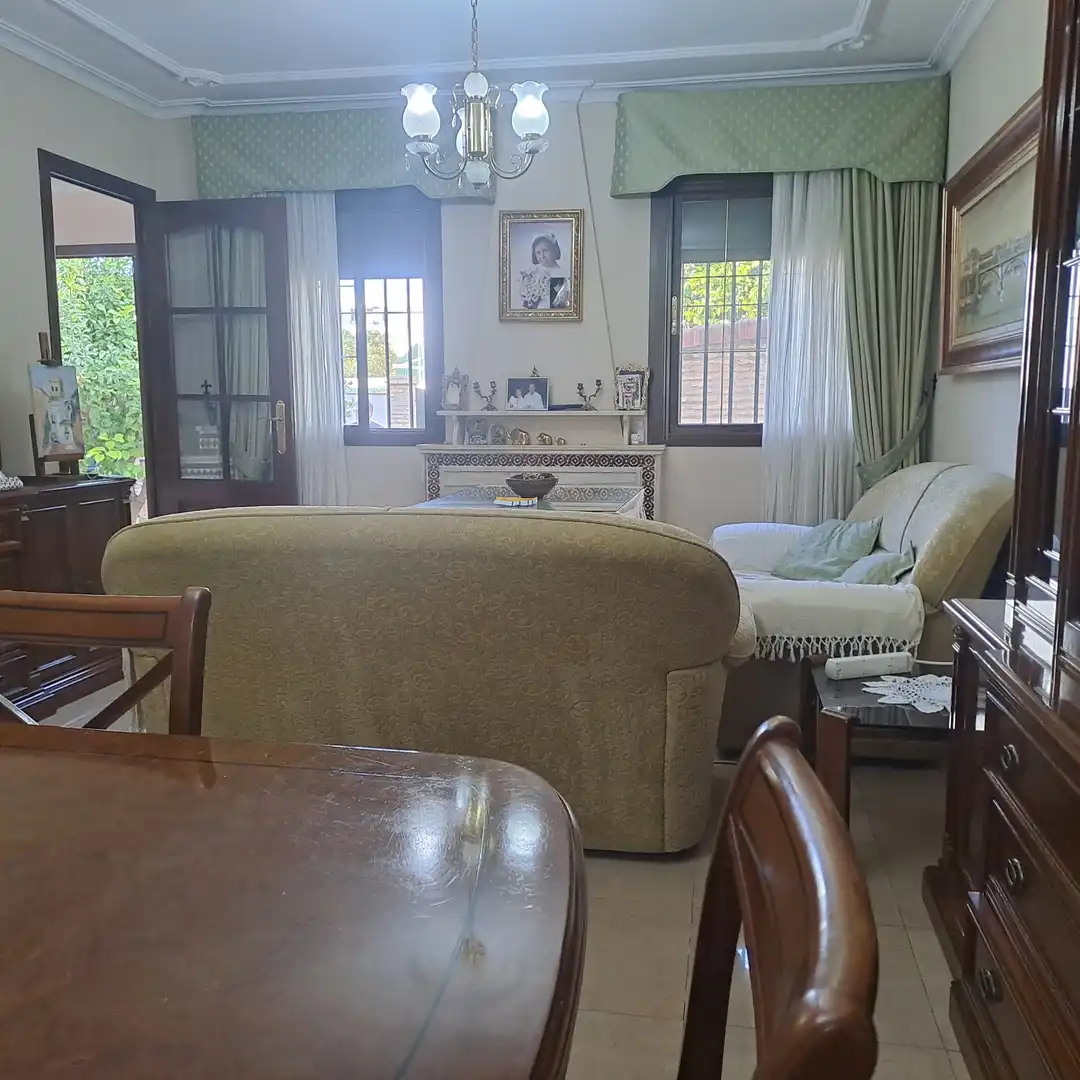 Sala d'estar de Casa adosada en venda en Dos Hermanas amb Aire condicionat, Traster i Piscina comunitària