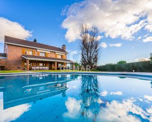 Vista exterior de Casa o xalet en venda en Pozuelo de Alarcón amb Piscina