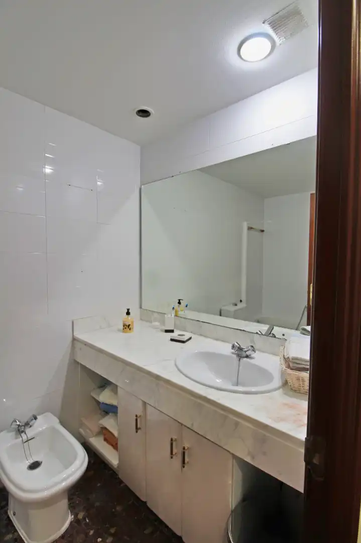 Baño de Piso en venta en L'Hospitalet de Llobregat con Aire acondicionado, Calefacción y Amueblado