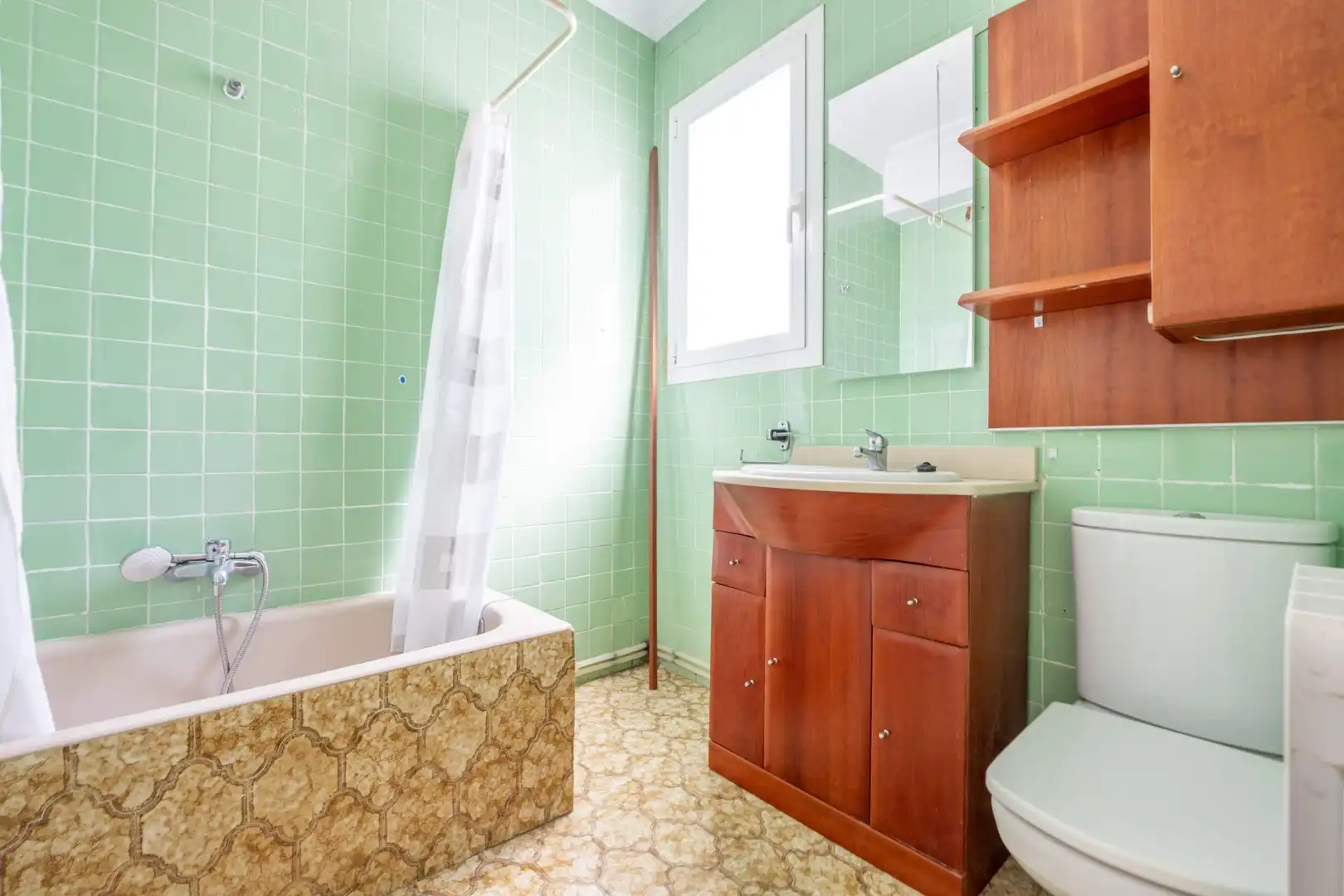 Bathroom of Flat for sale in Zaragoza  with Heating, Terrace and Storage room
