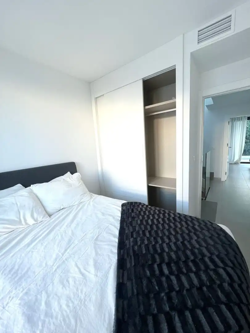Habitación de Casa adosada de alquiler en Estepona con Jardín privado, Terraza y Trastero