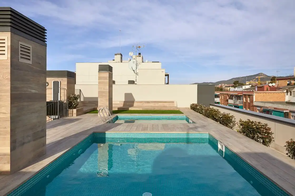 Schwimmbecken von Wohnung zur Miete in Sant Joan Despí mit Klimaanlage, Heizung und Privatgarten