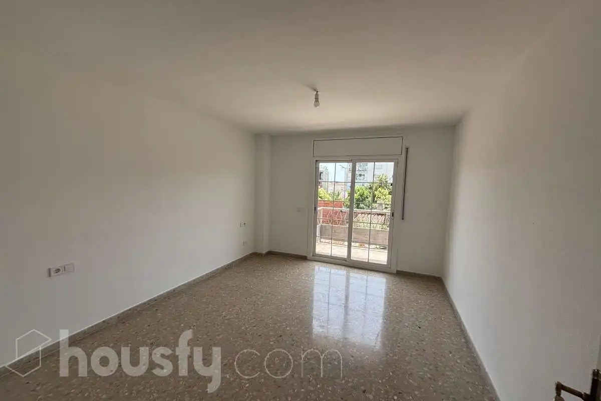Exterior view of Flat for rent in Terrassa  with Heating, Terrace and Storage room