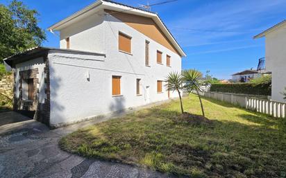 Vista exterior de Casa o xalet en venda en Llanes amb Calefacció, Jardí privat i Traster